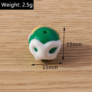 Detail van een 15mm groene vogelharskraal voor doe-het-zelf sieraden en sleutelhangers