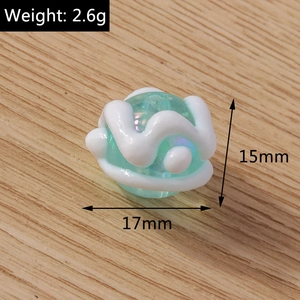 Detailweergave van een 17mm groene harskraal met witte golfpatronen en een gewicht van 2,6g