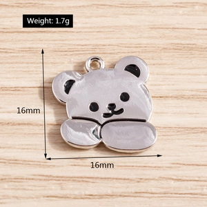 Vue détaillée du pendentif ours argenté 16x16mm avec détails en émail noir fin