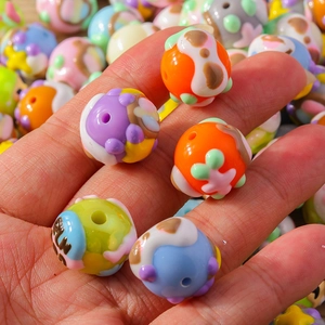 Macro-opname van kleurrijke harskralen met reliëf voor het zelf maken van sieraden en DIY