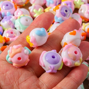 Macro-opname van kleurrijke hars hart kralen voor DIY sieraden maken en handwerk