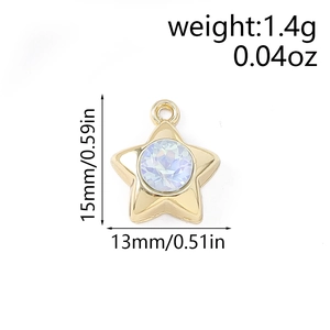 Détails et dimensions d'un pendentif étoile doré avec un strass incrusté au centre