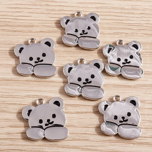 Lot de 6 breloques ours argentées pour création de bijoux sur fond en bois clair