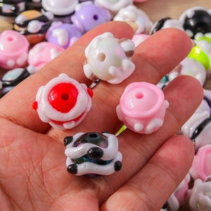 Macro-opname van kleurrijke acryl kralen met spiraalpatronen voor DIY-sieraden