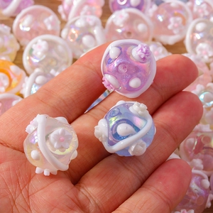 Gedetailleerd overzicht van 12mm aurora iriserende bloemkralen voor doe-het-zelf sieraden