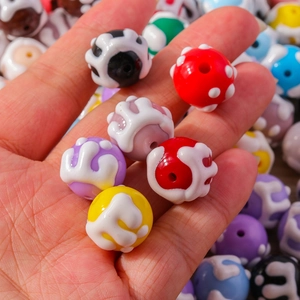 Macro-opname van kleurrijke kralen met 3D-textuur van gesmolten crème voor DIY-sieraden