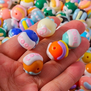Close-up van kleurrijke macaron kralen met COOL tekst voor DIY sieraden maken