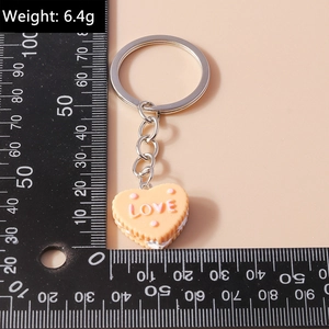Détail du porte-clés biscuit en forme de cœur avec gravure LOVE et règle graduée