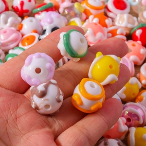 Gedetailleerde macro van kleurrijke harskralen voor DIY sieraden maken