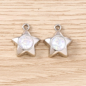 Vue détaillée des breloques étoiles en argent avec incrustation irisée pour bijoux DIY