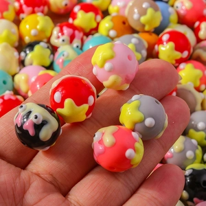 Detailopname van kleurrijke harskralen met monsterogen en sterpatronen voor DIY-sieraden