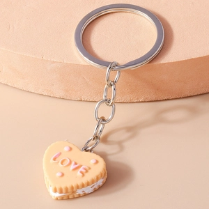 Porte-clés biscuit créatif en forme de cœur avec texte LOVE sur support beige