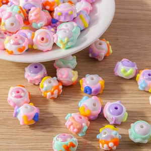 Detailweergave van kleurrijke 3D-alfabetkralen voor DIY-sieraden op een wit bord