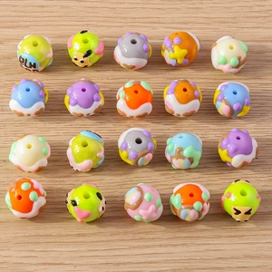 Macro-opname van kleurrijke harskralen met cartoonpatronen voor DIY-sieraden en creatieve hobby