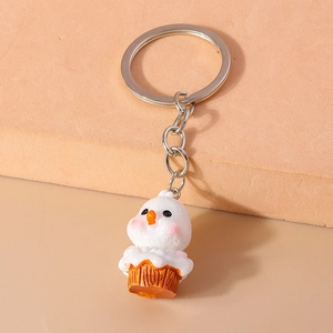 Detailansicht eines süßen Vogel-Schlüsselanhängers im Cupcake-Design mit Ring