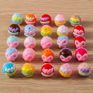 Macro-detail van kleurrijke harskralen met dierenvormen voor DIY-sieraden maken