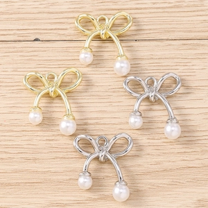 Élégants pendentifs en forme de nœud avec perles et anneaux dorés ou argentés