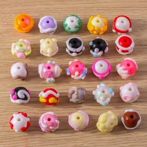 Macro-opname van 25 kleurrijke harskralen in snoepkleuren voor DIY-sieraden maken