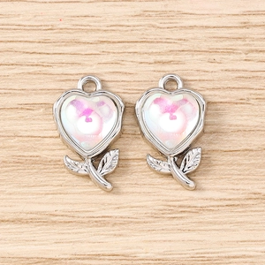 Detail von rosa Herz-Anhängern mit Blumenmuster für die DIY-Schmuckherstellung