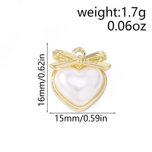 Détail pendentif coeur avec nœud doré et perle, dimensions 16x15mm, poids léger de 1,7g