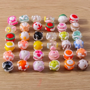 Macro-opname van 36 kleurrijke harskralen met reliëf voor het zelf maken van diverse sieraden