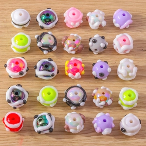 Macro-opname van 25 kleurrijke harskralen in oogvorm voor DIY-sieraden op houtoppervlak