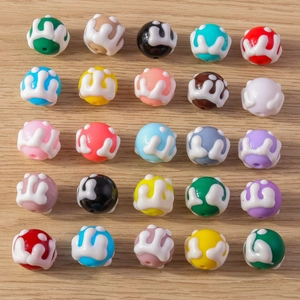 Gekleurde harskralen met wit druppelpatroon voor het maken van DIY sieraden en decoratie