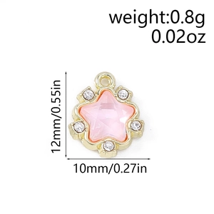 Vue détaillée du pendentif étoile rose de 10mm avec zircons blancs et cadre doré