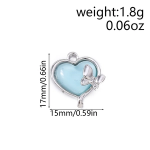 Détail du pendentif cœur en résine bleue avec papillon, dimensions de 17mm x 15mm