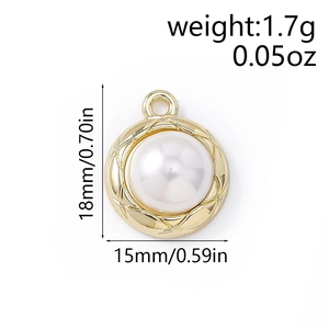 Dettaglio ciondolo con perla rotonda da 18mm e base in metallo dorato con motivo a griglia