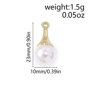 Dettaglio di un ciondolo con perla bianca tonda con chiusura dorata e misure di 23 mm