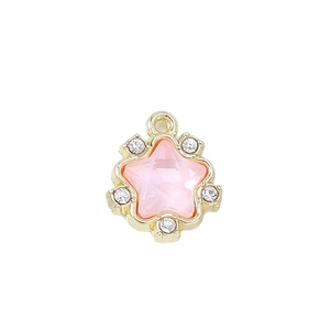 Pendentif étoile rose avec cadre doré et petits strass sur fond blanc immaculé