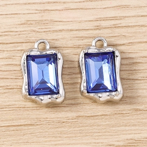 Detalle de colgantes cuadrados de pedrería azul con bordes plateados ondulados para joyería DIY