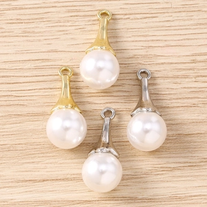 Dettaglio di ciondoli a perla sferica con ganci in oro e argento per creazione di gioielli