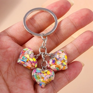 Porte-clés cœur à la mode avec trois breloques à paillettes multicolores à la main