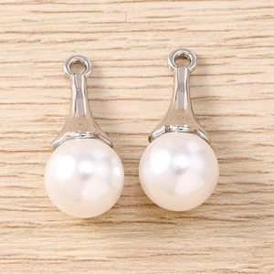 Dettagli di eleganti ciondoli con perle bianche e ganci in metallo argento per gioielli