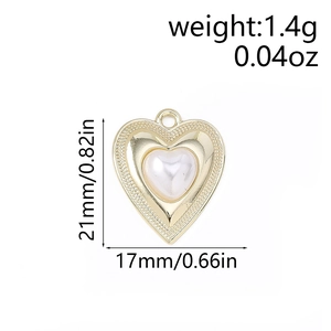 Vista dettagliata del pendente a cuore dorato con inserto di perle e dimensioni esatte