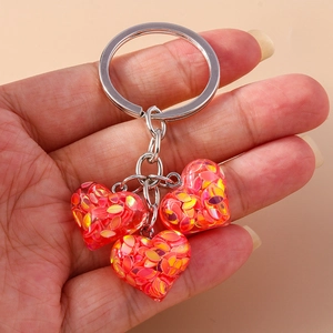 Porte-clés tendance avec trois cœurs en résine rouge à paillettes et anneau en métal argent
