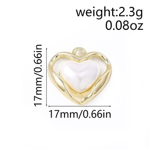 Dettaglio del ciondolo a cuore in metallo dorato con perla, misura 17mm x 17mm