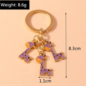 Détail de breloques girafe en émail violet avec dimensions et poids de 8,6g