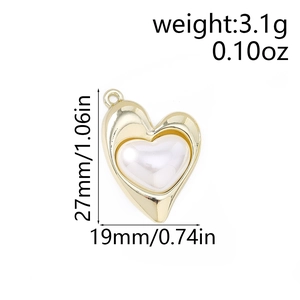 Dettaglio del ciondolo a cuore dorato con perla e misure di 27mm per 19mm