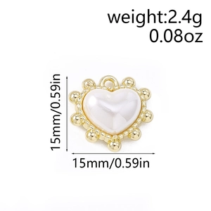 Dettaglio del ciondolo a cuore 15mm con perla bianca sintetica e bordo dorato perlato