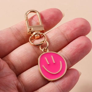 Porte-clés créatif visage souriant rose avec boucle en alliage de zinc doré et anneau en D