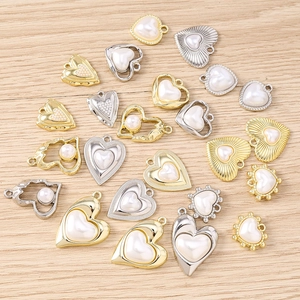 Ciondoli a cuore oro e argento con perle finte per la creazione di collane e gioielli
