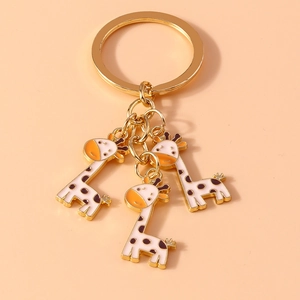 Porte-clés girafe mignon en métal avec trois pendentifs en émail rose et doré