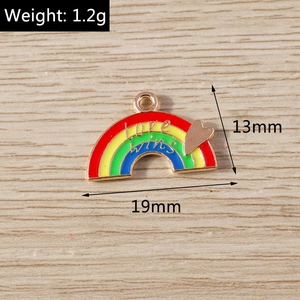 Vue détaillée du pendentif arc-en-ciel Love wins avec dimensions 19x13mm et poids 1,2g