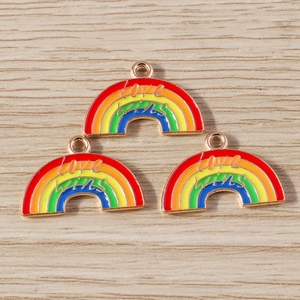 Gros plan détaillé des pendentifs arc-en-ciel en émail avec gravure texte Love Wins