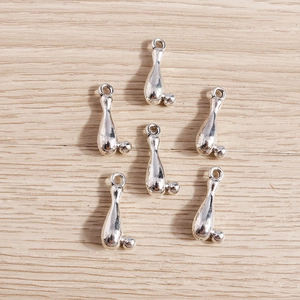 Vue détaillée de six pendentifs en forme de quille de bowling en argent vieilli