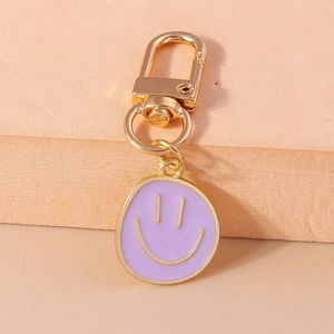 Détail du pendentif smiley en émail violet avec porte-clés mousqueton doré