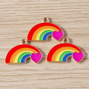 Pendentifs arc-en-ciel en alliage pour création de bijoux DIY sur fond de bois clair